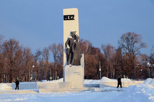 pamjatnik_pervostroiteljam4807.jpg